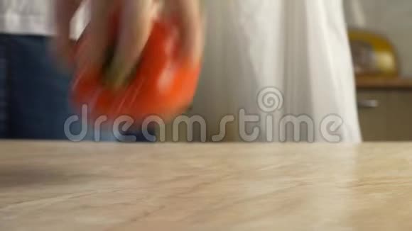 厨房里的一个男人正在买包装好的蔬菜西红柿黄瓜和辣椒特写慢镜头视频的预览图