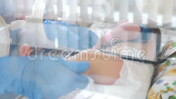 新生儿健康与救命理念医院里新生儿的脚婴儿孵化器视频的预览图