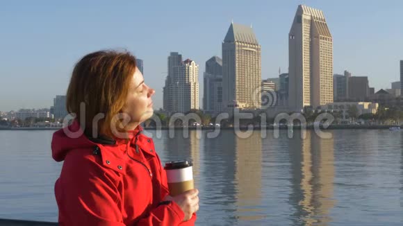 圣地亚哥一个孤独的女人喝着咖啡视频的预览图