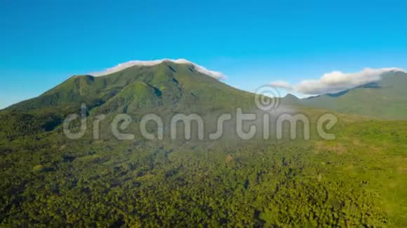 超垂群山覆盖热带雨林菲律宾卡米古因视频的预览图