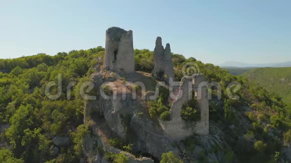 特罗森杰要塞留在克罗地亚普罗米纳山西侧空中视频的预览图