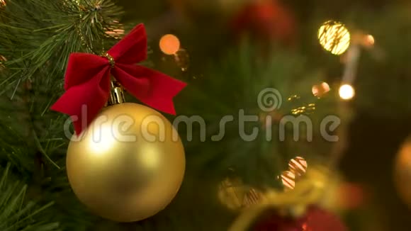 圣诞树装饰和礼品盒的特写黑暗背景下的圣诞灯和花环快乐的节日和新的你视频的预览图