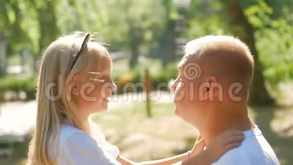 幸福的父女俩在阳光下扭来扭去笑去在公园里视频的预览图