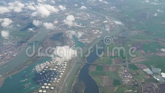 荷兰从靠近海洋的港口和工业区的飞机窗口观看视频的预览图
