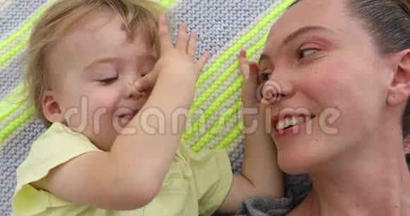 孩子自己压鼻子妈妈视频的预览图