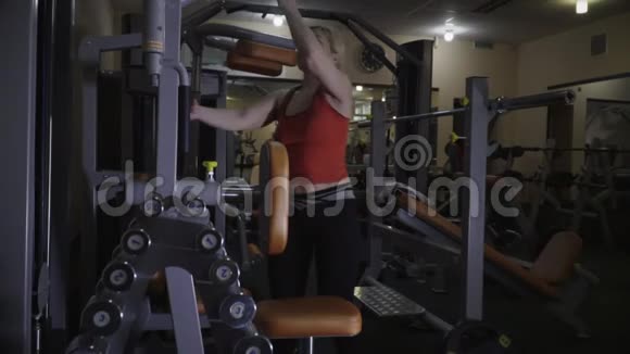 沃门在健身房锻炼视频的预览图