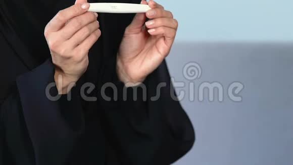 戴头巾的阿拉伯妇女喜出望外对女性朋友表示满意视频的预览图
