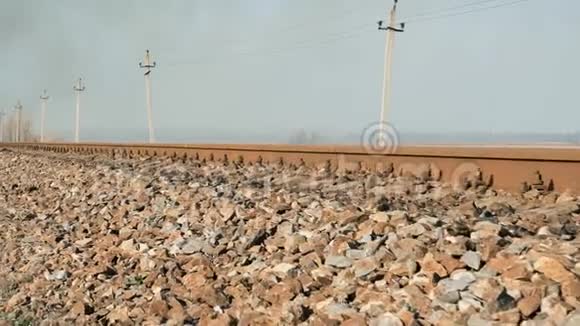 草原中部火车铁轨远观底景视频的预览图