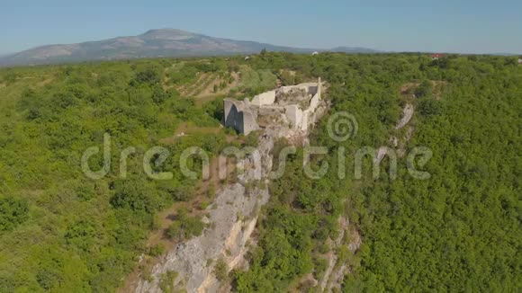 Necven要塞留在克罗地亚Promina山西侧空中视频的预览图