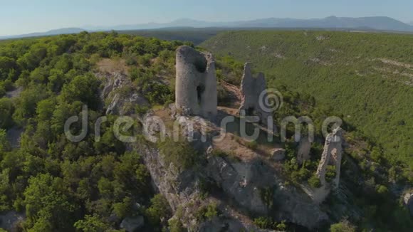 特罗森杰要塞留在克罗地亚普罗米纳山西侧空中视频的预览图