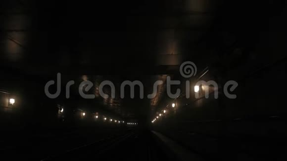 无人驾驶地铁通过隧道到达车站视频的预览图