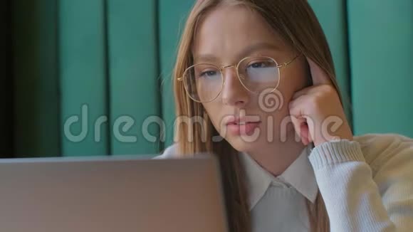 微笑女商人在现代办公室工作使用电脑触摸屏看监视器的特写肖像视频的预览图