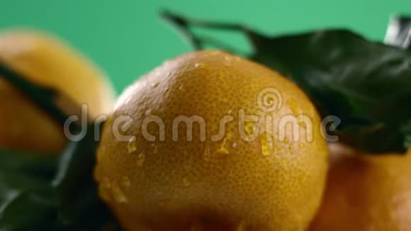 橘子开始喷水绿色背景特写计划视频的预览图