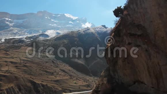 上巴尔卡里亚山区的岩石用土路和山岩俯瞰峡谷的空中景色视频的预览图