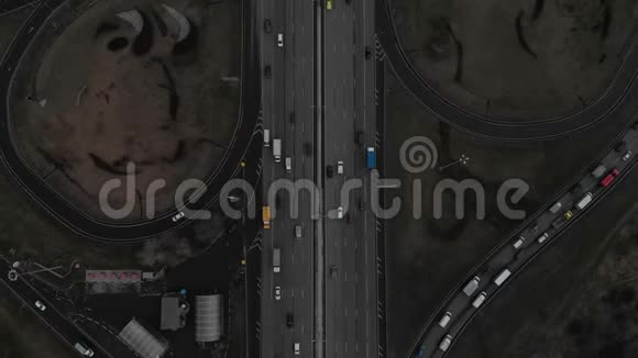 城市主要道路的俯视图道路交叉口的俯视图朝下方向的摄像机从道路上方升起视频的预览图
