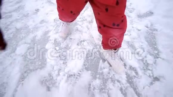 可爱的小女孩学滑冰一只脚在冰上的特写镜头女孩58岁视频的预览图