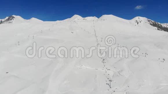 阿尔卑斯山滑雪坡的4k景观从底部升起视频的预览图