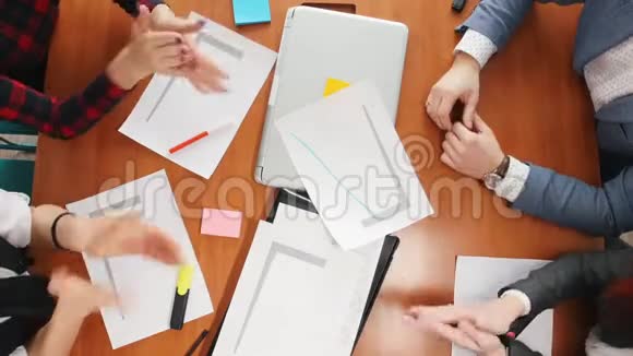商业概念一个工作组坐在会议上拍手视频的预览图