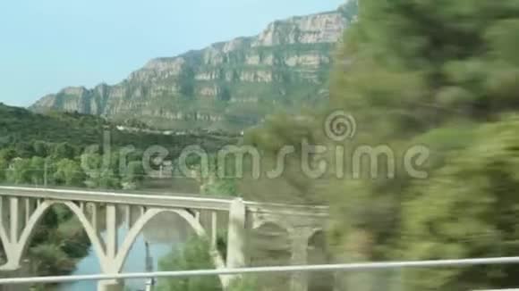 从流动旅游巴士的窗口俯瞰蒙塞拉特山视频的预览图