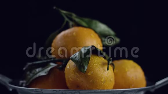 在视频中我们看到橘子然后橘子开始喷水在视频的末尾水停止了视频的预览图