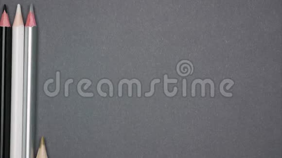 特写铅笔在灰色背景上向上移动停止运动视频的预览图