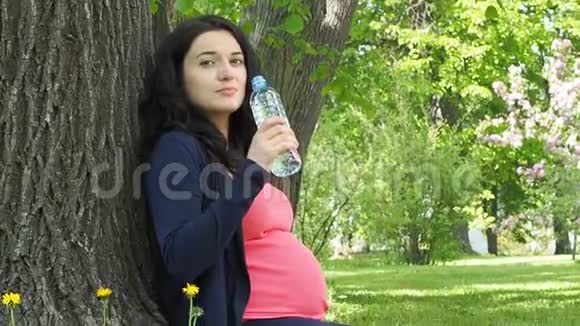 孕妇喝水视频的预览图