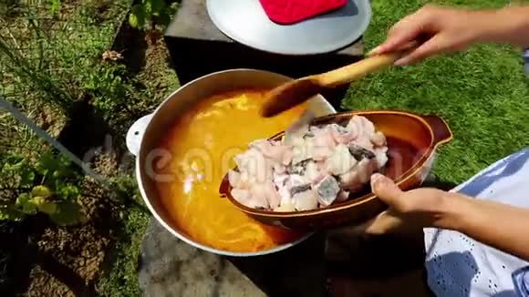 厨师烹饪牛排一种鱼汤加酸奶油和鸡蛋加柠檬汁调味视频的预览图