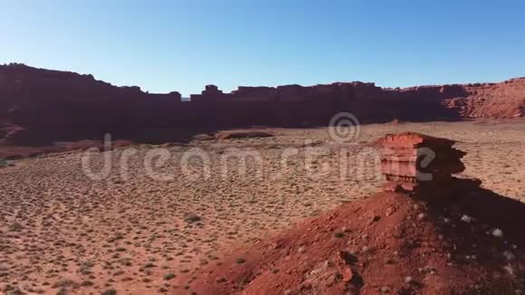 在沙漠干燥的沙漠中用红沙向美国西部发射红岩视频的预览图