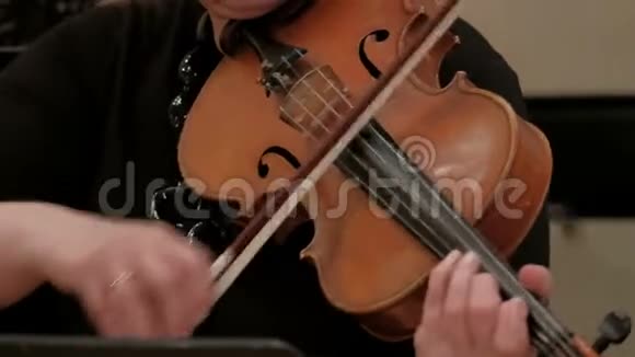 一个女人演奏一首美妙的小提琴音乐特写女小提琴手视频的预览图