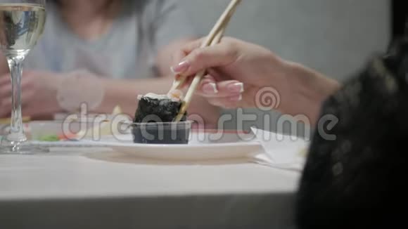 快乐的朋友在家吃寿司卷晚餐人们吃日本菜饮食节食视频的预览图