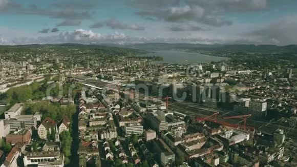 瑞士苏黎世城市景观和中央火车站的鸟瞰图视频的预览图