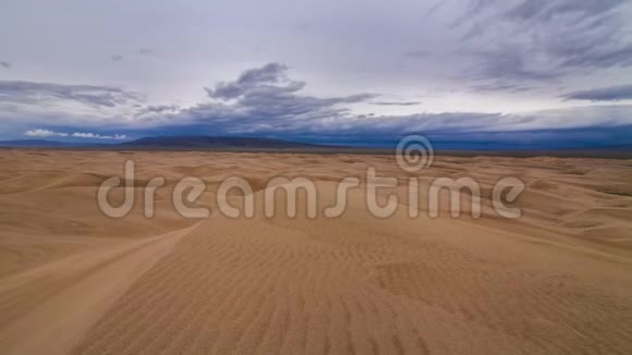 沙漠里的雷雨沙丘上的戏剧性天空时光流逝视频的预览图