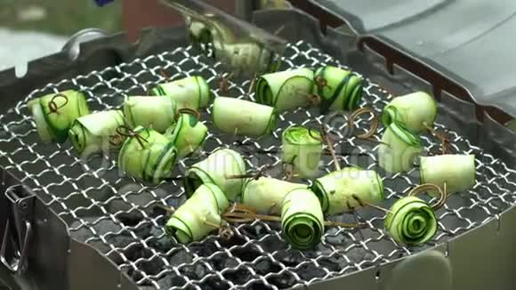 在烤架上煮西葫芦蔬菜素食食品准备手持射击视频的预览图