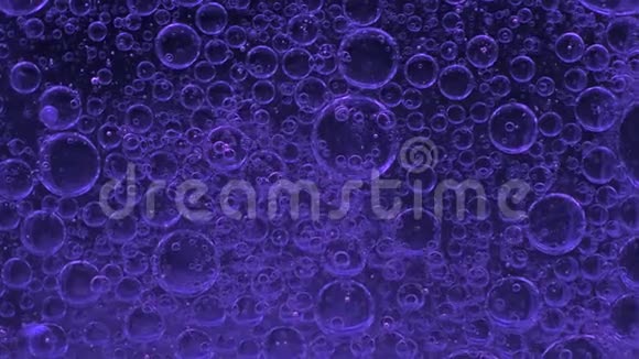 气泡在液体中的运动紫罗兰色视频的预览图