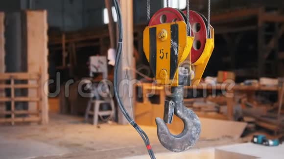 建筑工地工业起重机的吊钩最大重量为5吨视频的预览图