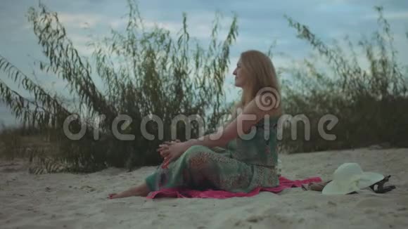 放松的红头发女人在海边享受休闲视频的预览图