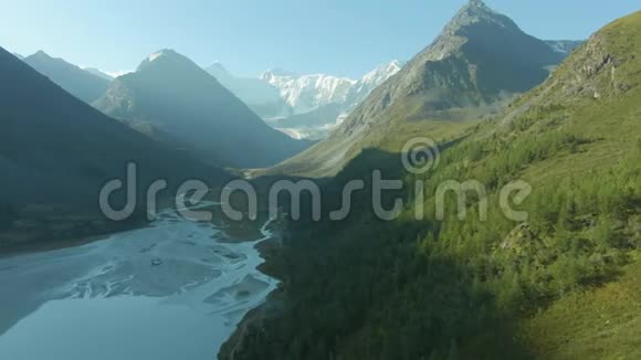 阿克肯湖和阿尔泰山在夏季早晨俄罗斯鸟瞰图视频的预览图