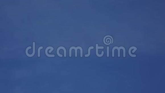 在蓝天中飞行的商用飞机视频的预览图