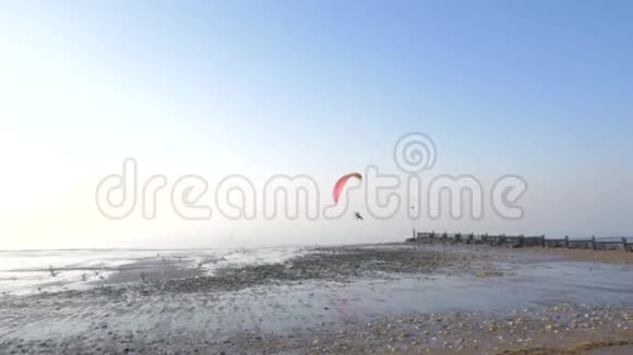 动力滑翔伞飞过海岸跟随射击视频的预览图