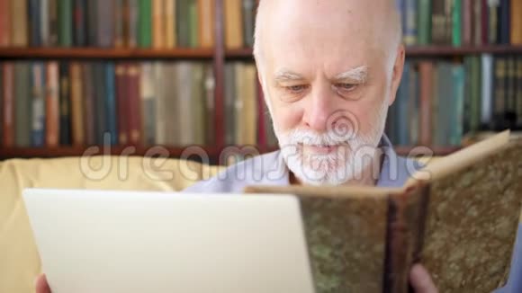在家写笔记本电脑的流行作家写他的新书老年人积极的现代生活方式视频的预览图