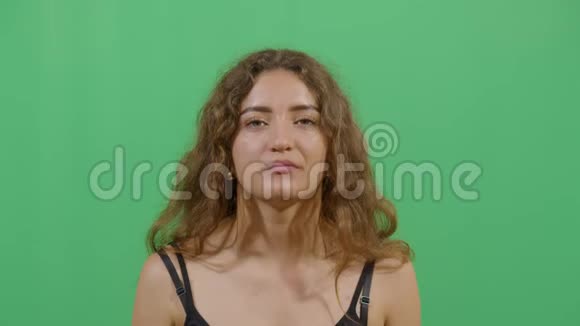 一个女人咬舌头视频的预览图
