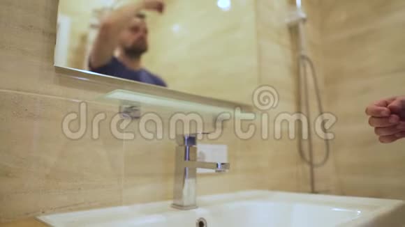 早上的卫生男人在浴室里用清水洗脸视频的预览图