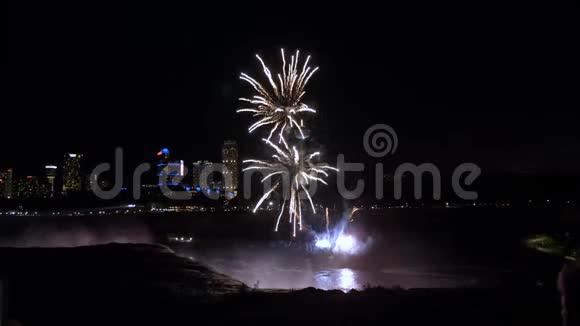 尼亚加拉法尔斯AUG172018彩色烟花爆炸以上夜间瀑布和照明建筑慢动作视频的预览图