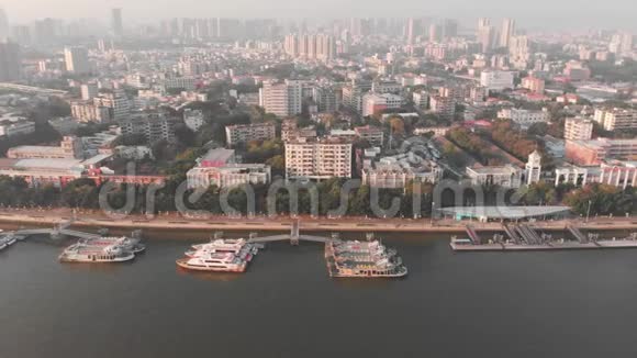 侧跨过船坞以中国广州为背景视频的预览图