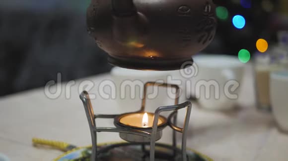 中国茶壶在桌子上的明火上视频的预览图