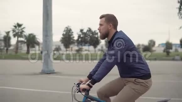 孤独的人白天工作夏天骑自行车视频的预览图