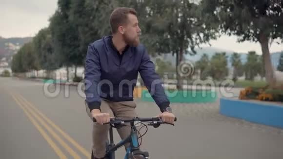 自信的男骑自行车者在阴天骑车视频的预览图