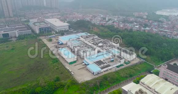 背景下中国小型工厂山区和住宅区的飞越视频的预览图
