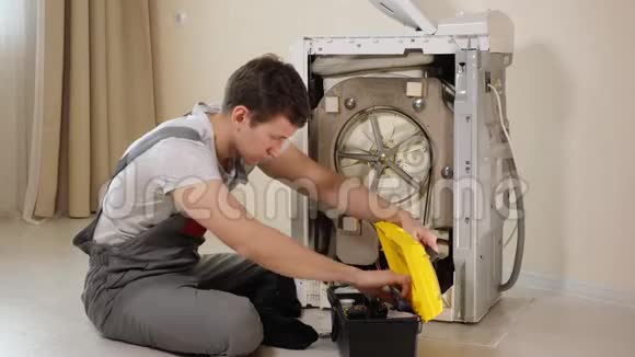 主人打开破碎洗衣机的背板视频的预览图
