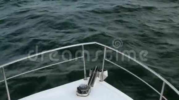 白色海船或游艇的鼻子穿过黑海的波浪视频的预览图